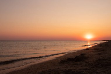 Sakin deniz üzerinde dramatik renkli yaz gün batımı, kavramı dinlenmek
