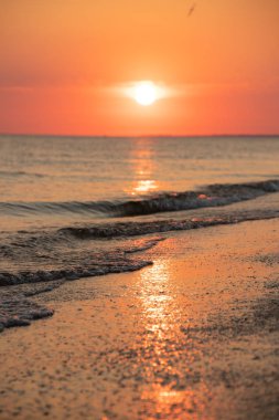 Sakin deniz üzerinde dramatik renkli yaz gün batımı, kavramı dinlenmek