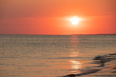 Sakin deniz üzerinde dramatik renkli yaz gün batımı, kavramı dinlenmek