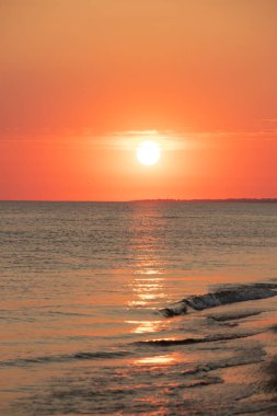 Sakin deniz üzerinde dramatik renkli yaz gün batımı, kavramı dinlenmek