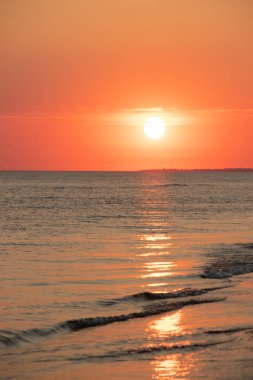 Sakin deniz üzerinde dramatik renkli yaz gün batımı, kavramı dinlenmek