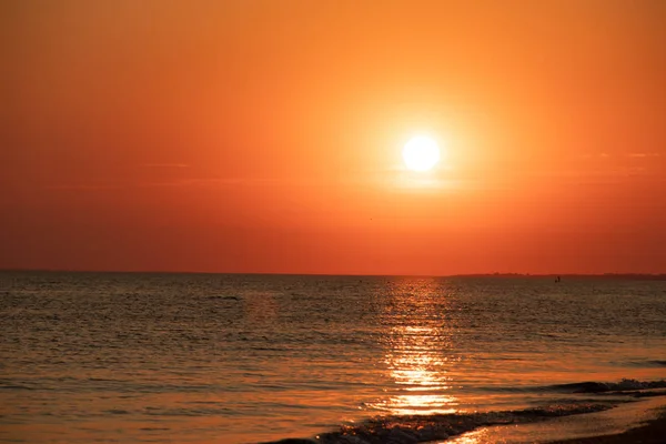 Dramático Colorido Atardecer Verano Sobre Mar Tranquilo Relajarse Concepto — Foto de Stock