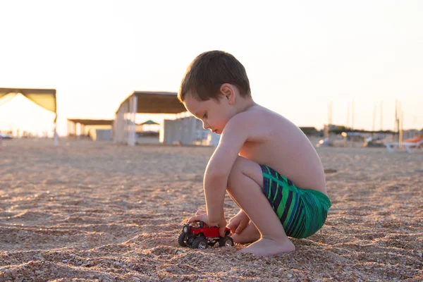 Bambino Che Gioca Con Auto Giocattolo Sulla Spiaggia Concetto Vacanza — Foto Stock