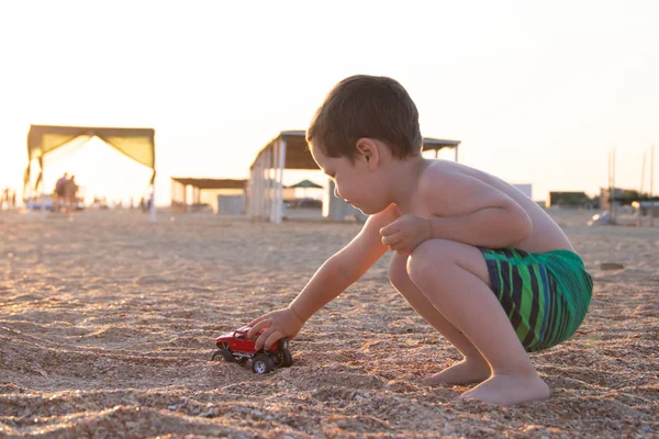 Bambino Che Gioca Con Auto Giocattolo Sulla Spiaggia Concetto Vacanza — Foto Stock