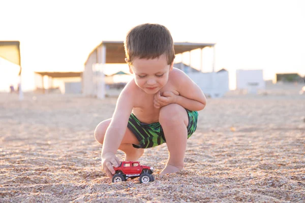 Bambino Che Gioca Con Auto Giocattolo Sulla Spiaggia Concetto Vacanza — Foto Stock