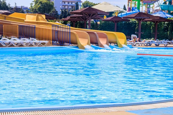 Aquapark. Vacaciones familiares. Piscinas limpias. Diapositivas en el agua.. Rusia, Anapa julio 14, 2019 — Foto de Stock