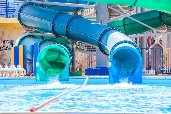 Aquapark. Familienurlaub. saubere Pools. rutscht ins wasser.. russland, anapa 14. juli 2019 — Stockfoto