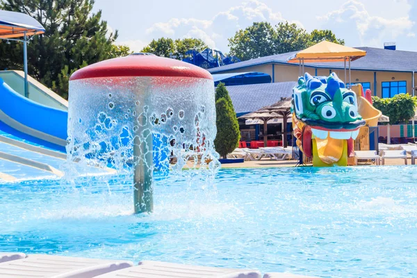 Aquapark. Vacaciones familiares. Piscinas limpias. Diapositivas en el agua.. Rusia, Anapa julio 14, 2019 — Foto de Stock