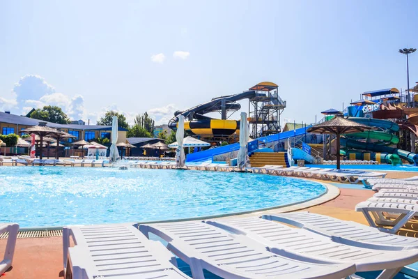 Aquapark. Rodinné svátky. Vyčistit bazény. Sklouzne do vody... Rusko, Anapa červenec 14, 2019 — Stock fotografie