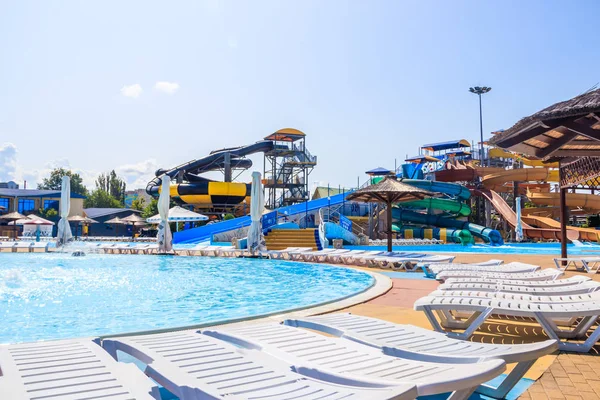 Aquapark. Férias em família. Piscinas limpas. Desliza para a água.. Rússia, Anapa Julho 14, 2019 — Fotografia de Stock