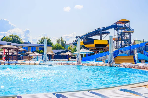 Aquapark. Vacances en famille. Des piscines propres. Glisse dans l'eau.. Russie, Anapa juillet 14, 2019 — Photo
