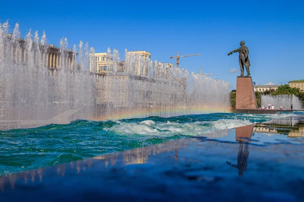 Stads fonteinen. Stads fonteinen van Sint-Petersburg. Stroom van water. Rusland, St. Petersburg, Moskovskaya metrostation 20 augustus 2019 — Stockfoto