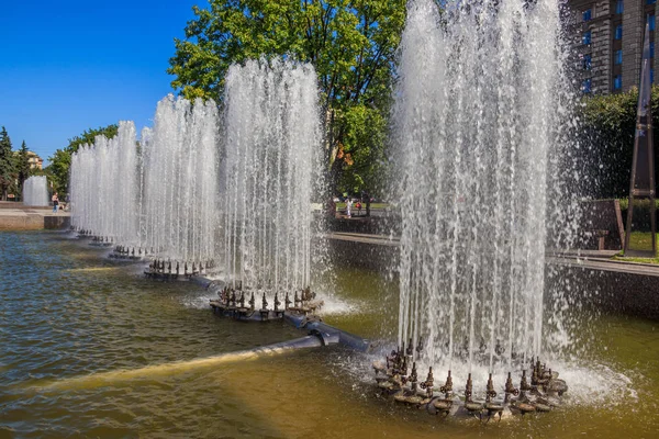 Fuentes de la ciudad. City Fountains of St. Petersburg. Corriente de agua. Rusia, San Petersburgo, estación de metro Moskovskaya agosto 20, 2019 — Foto de Stock