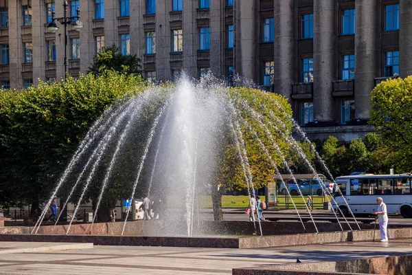 Fuentes de la ciudad. City Fountains of St. Petersburg. Corriente de agua. Rusia, San Petersburgo, estación de metro Moskovskaya agosto 20, 2019 — Foto de Stock