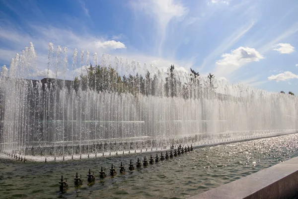 Fontaines municipales. Fontaines de Saint-Pétersbourg. Un courant d'eau. Russie, Saint-Pétersbourg, station de métro Moskovskaya 20 août 2019 — Photo