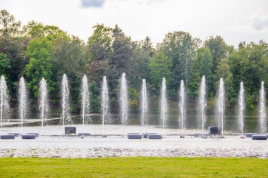 Gündüz parkta çeşmeli su gösterisi