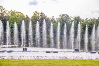 Gündüz parkta çeşmeli su gösterisi