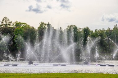 Gündüz parkta çeşmeli su gösterisi