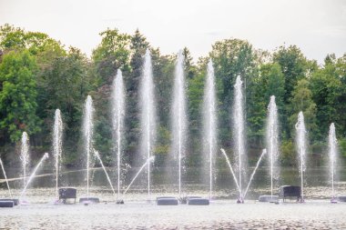 Gündüz parkta çeşmeli su gösterisi