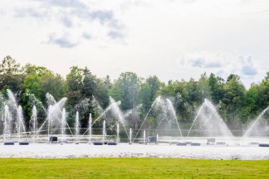 Gündüz parkta çeşmeli su gösterisi