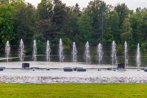 Espectáculo Acuático Con Fuentes Parque Durante Día — Foto de Stock