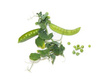 beyaz arka plan, sağlıklı beslenme kavramı izole yeşil bezelye