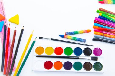 Beyaz arka planda izole edilmiş renk okul malzemeleri