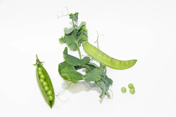 白い背景に隔離されたグリーンピース 健康的な栄養概念 — ストック写真