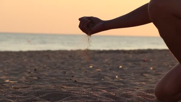 Pojke Hälla Sand Med Handen Stranden — Stockvideo