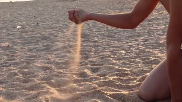 Pojke Hälla Sand Med Handen Stranden — Stockvideo