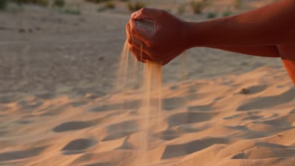 Junge Schüttet Sand Mit Der Hand Strand — Stockvideo