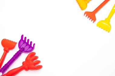 Beyaz arka planda izole edilmiş kum için plastik oyuncaklar. Çocuk oyuncakları.