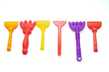 Beyaz arka planda izole edilmiş kum için plastik oyuncaklar. Çocuk oyuncakları.