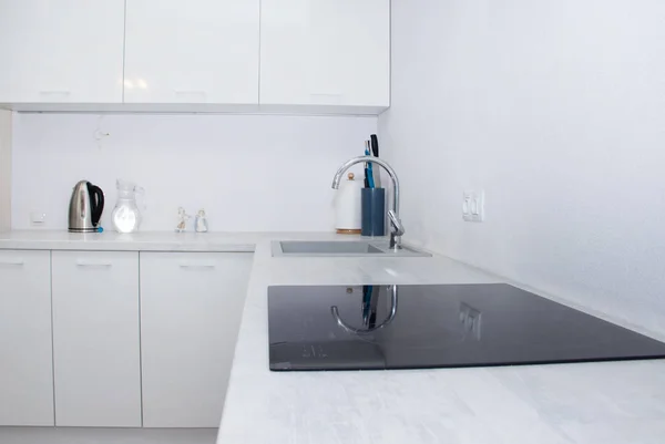 Fehér modern konyha. Gyönyörű konyha. - Igen. Oroszország, Szentpétervár, 2019. szeptember 6. — Stock Fotó