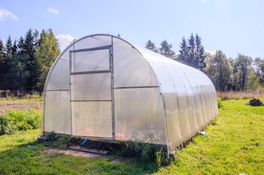 Sera. Bahçede parlak bir sera. Kapalı kırtasiye sera