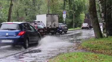 Yağmurlu bir günde, sonbahar mevsiminde yol trafiğinin manzarası