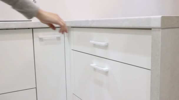 展示白色现代厨房的女人 漂亮的厨房 — 图库视频影像