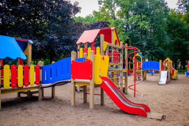 Şehir oyun alanı. Çocuk eğlencesi. Slaytlar ve salıncaklar.