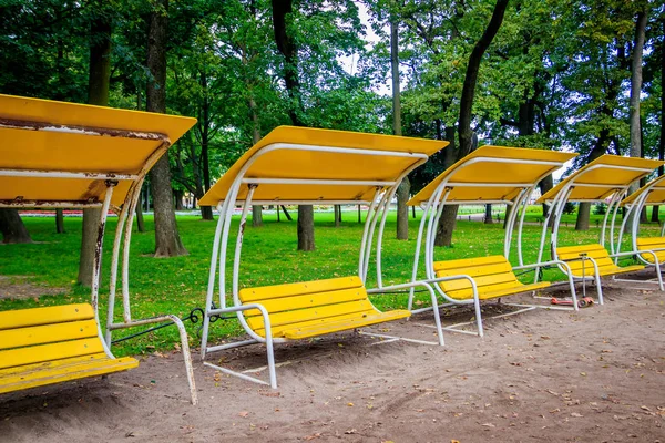 Speeltuin voor de stad. Kinderanimatie. Glijbanen en schommels. — Stockfoto