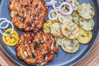 Tavuklu pirzola ve ızgara sebze tabakta duruyor. Izgara tavuk ve sebze. Güzel yemek. Gıda düzeni.