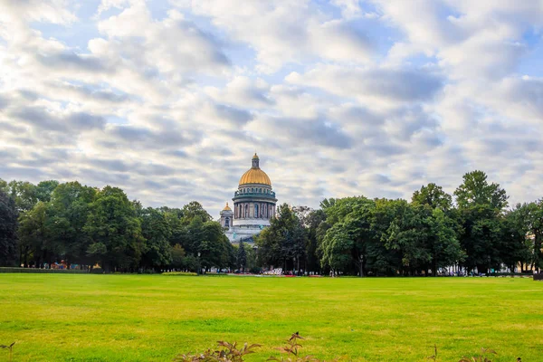 St. Isaac's Cathedral in St. Petersburg in the summer. Temples of Russia. . Golden dome. Religion. Russia, St. Petersburg September 5, 2019 — Stock Photo, Image