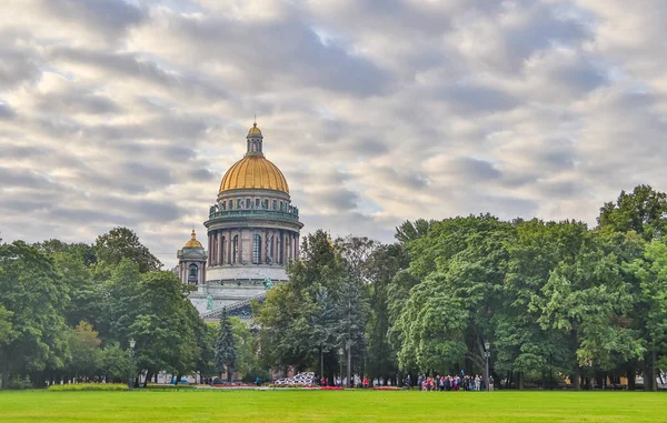 Catedral de San Isaac en San Petersburgo en el verano. Templos de Rusia. .. Cúpula dorada. Religión. Rusia, San Petersburgo septiembre 5, 2019 — Foto de Stock