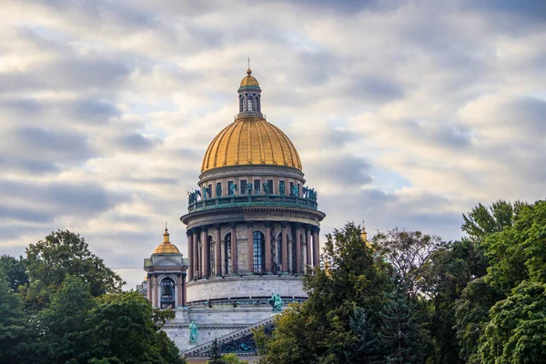 Собор Святого Ісаака в Санкт-Петербурзі влітку. Храми Росії. Так. Золотий купол. Релігія. Росія, Санкт-Петербург 5 вересня 2019 — стокове фото