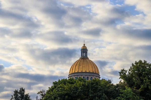 Cathédrale Saint-Isaac à Saint-Pétersbourg en été. Temples de Russie. . Un dôme doré. La religion. Russie, Saint-Pétersbourg 5 septembre 2019 — Photo