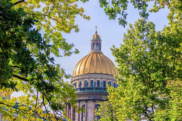 Cathédrale Saint-Isaac à Saint-Pétersbourg en été. Temples de Russie. . Un dôme doré. La religion. Russie, Saint-Pétersbourg 5 septembre 2019 — Photo