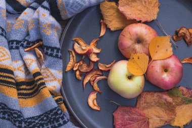 Elmalı tabak. Sonbahar yerleşimi. Meyve elması. Sonbahar resmi. - Evet. Elmalar ve sonbahar yaprakları