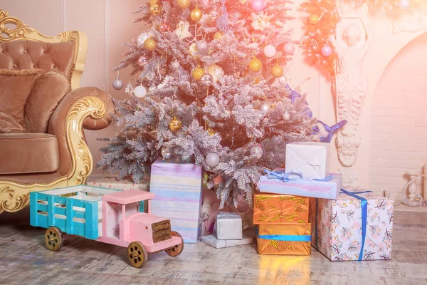 Новогодний подарок лежит под елкой. Новый год и Рождество. Упакованные подарки — стоковое фото