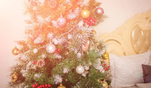 Silvestrovské hračky visí na vánočním stromečku. Vánoční ozdoba stromku. Nový rok a Vánoce. — Stock fotografie