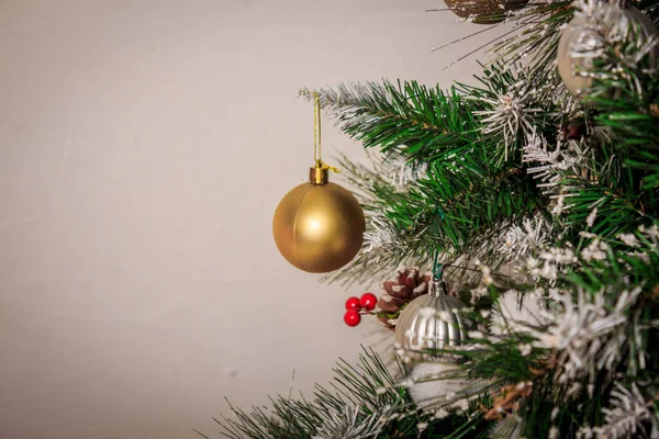 Os brinquedos de Ano Novo penduram em uma árvore de Natal. Decoração de árvore de Natal. Ano Novo e Natal . — Fotografia de Stock