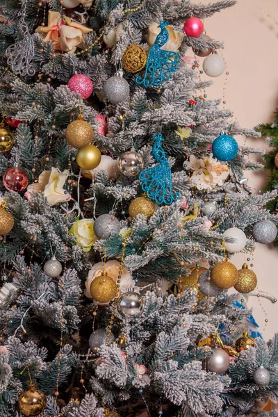 Os brinquedos de Ano Novo penduram em uma árvore de Natal. Decoração de árvore de Natal. Ano Novo e Natal . — Fotografia de Stock